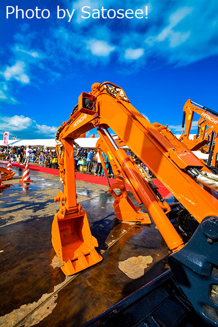 f:id:satosee:20171219230840j:plain 建設機械と青空の写真 日立建機の展示会