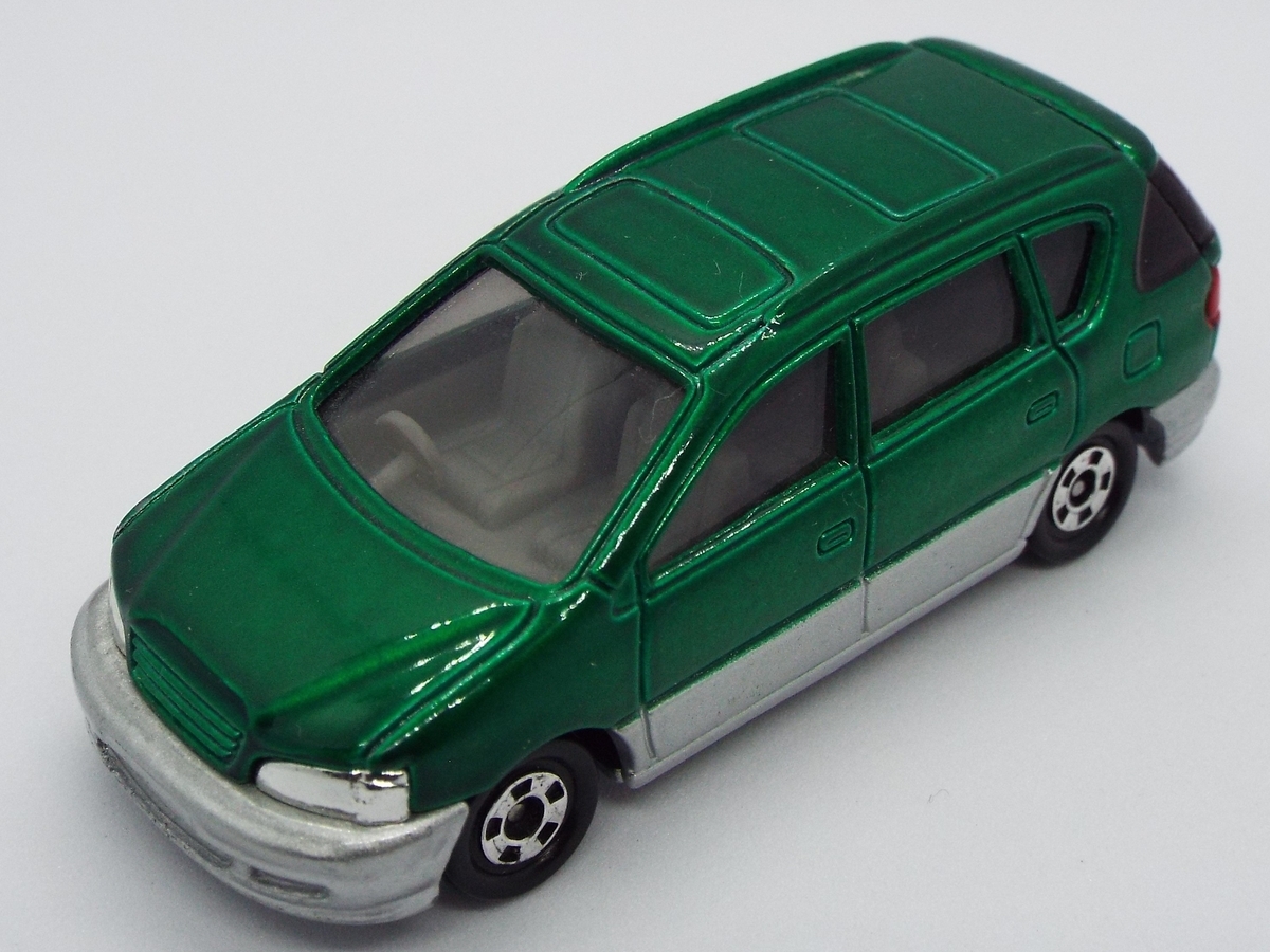 当たり障りのない車 ─トミカ トヨタ イプサム - 手のひら駐車場日誌