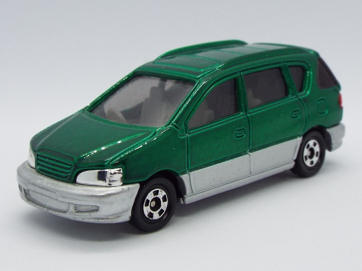 当たり障りのない車 ─トミカ トヨタ イプサム - 手のひら駐車場日誌