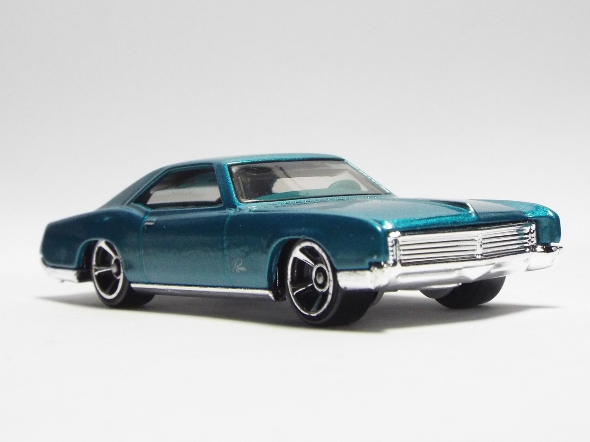ターコイズブルーが映える ─ Hot Wheels '66 Buick Riviera