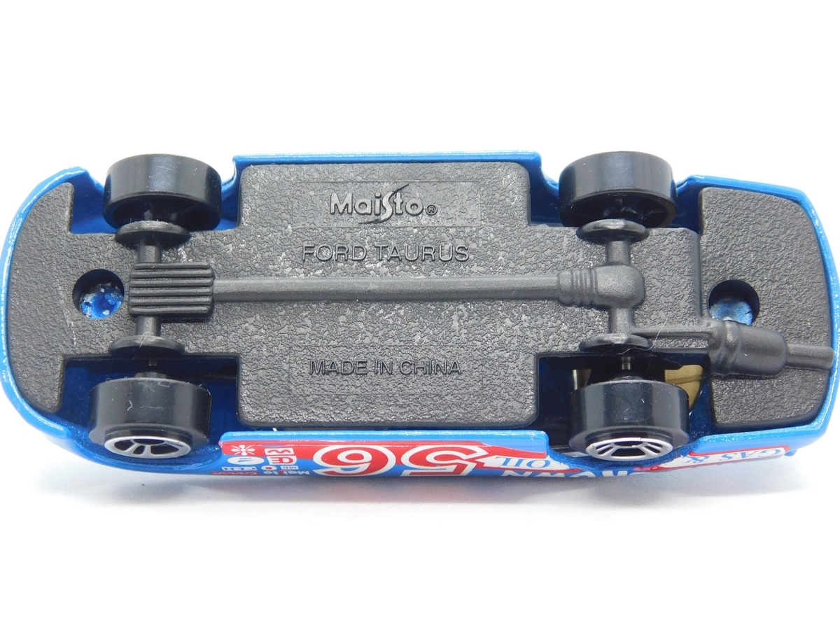 マイストロゴを探せ ─ Maisto Ford Taurus Stock Car - 手のひら駐