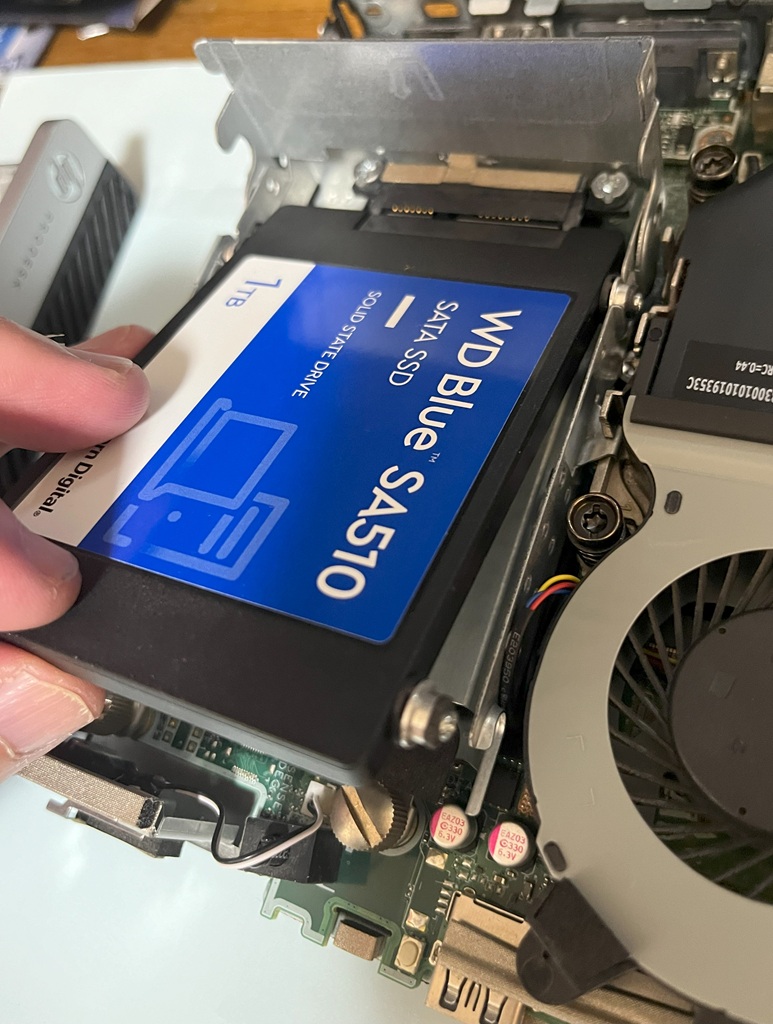 SSDを斜めに挿入