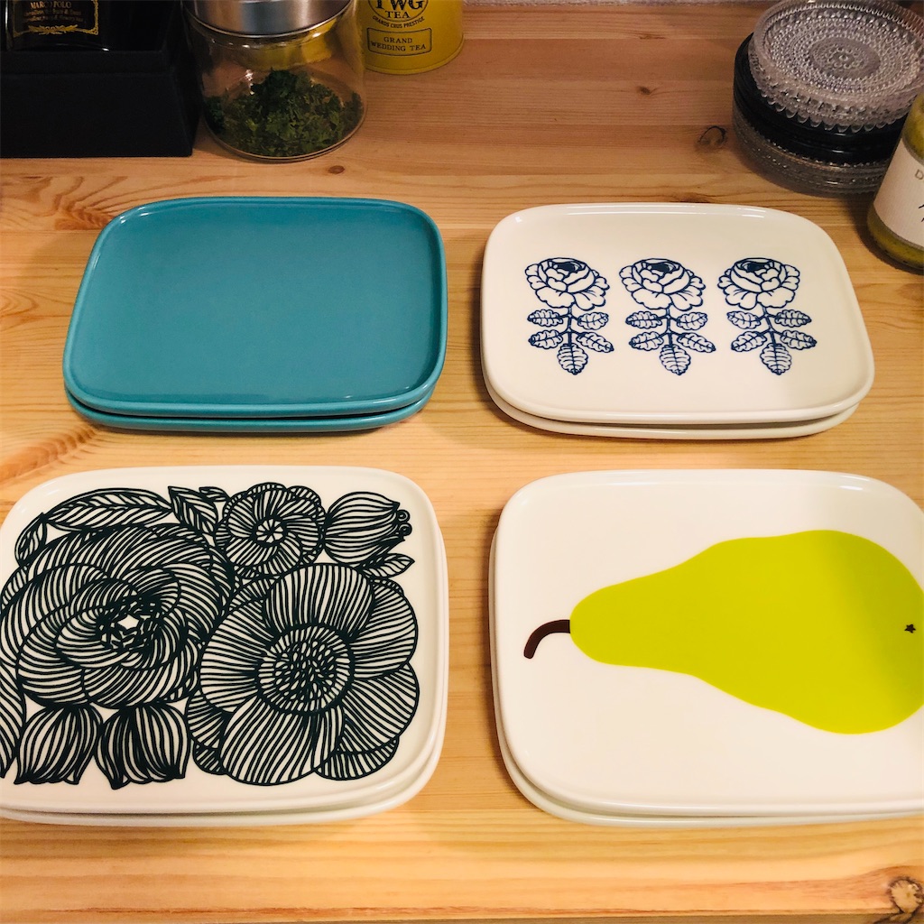 北欧食器 マリメッコのスクエアプレート 15cm x 12cmのテーブル