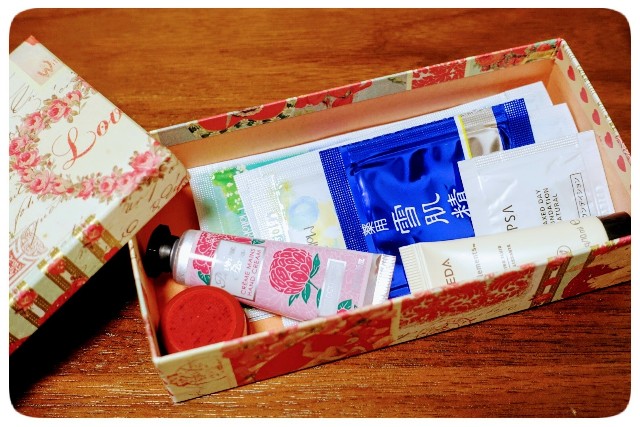 開けるたび楽しい 化粧品サンプル収納箱で楽しく使い切り あそび心をプラスする