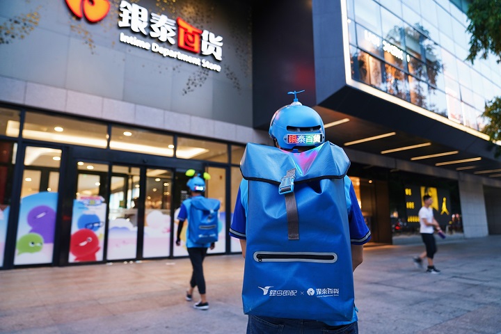 銀泰百貨の商品を運ぶデリバリースタッフ (銀泰公式アカウントより)