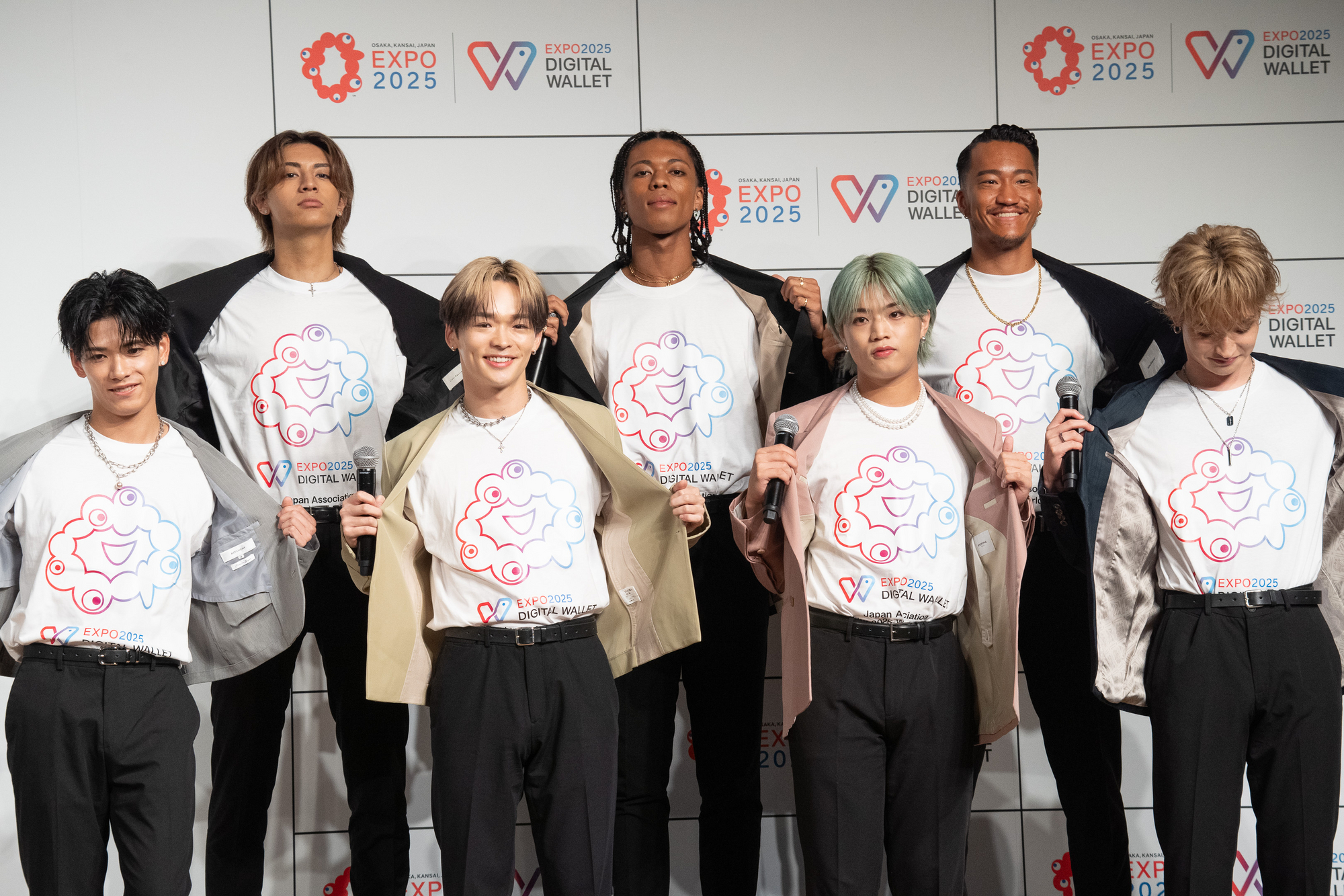 EXPO2025デジタルウォレットのデザインTシャツを見せるPSYCHIC FEVER（サイキックフィーバー）のメンバー
