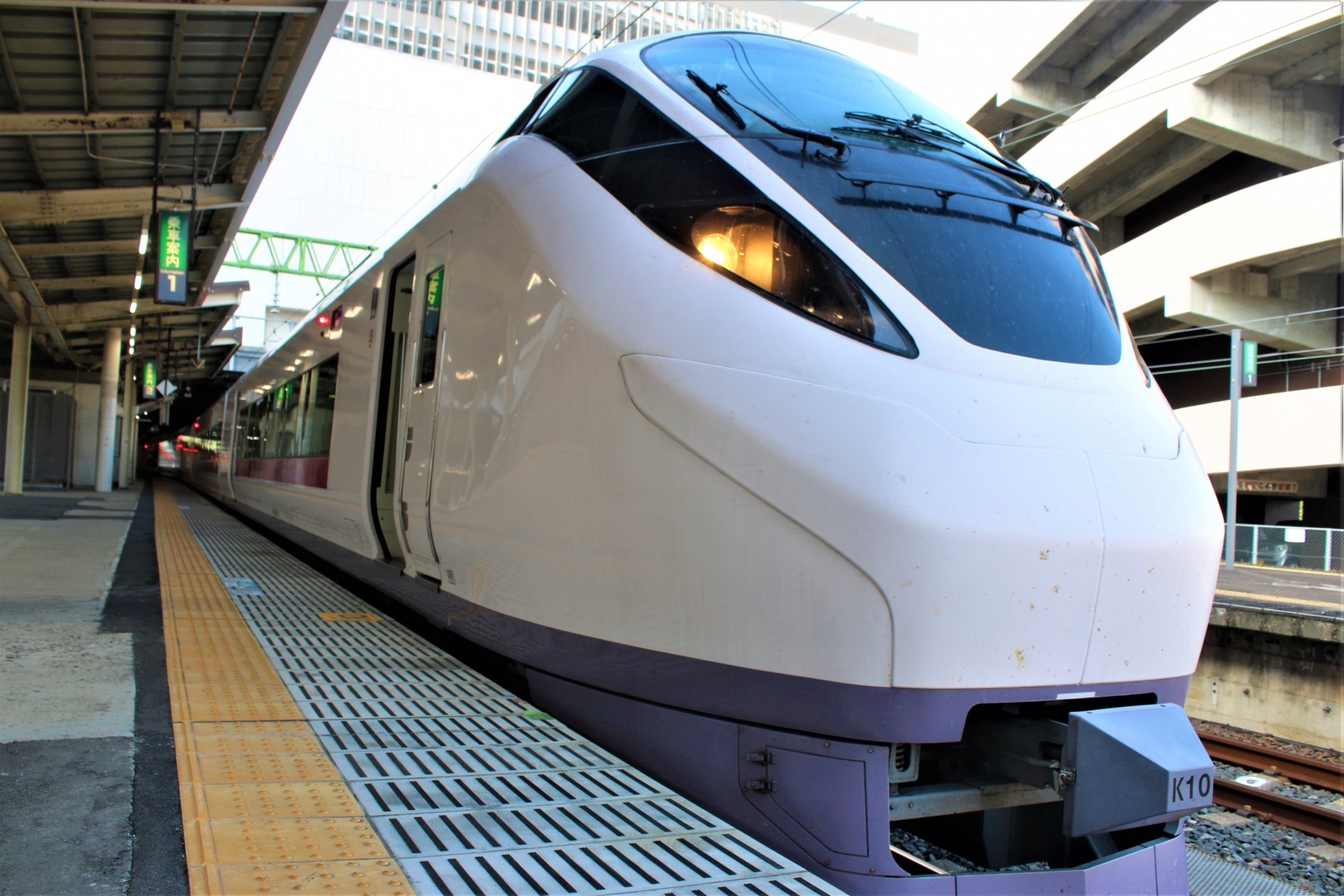 JR常磐線特急ひたち・ときわE657系の先頭車両がホームに停車している様子