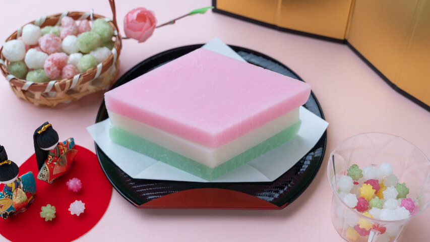 菱餅の3色（桃色・白・緑）のアップ。春の訪れと子供の健やかな成長への願いを象徴する伝統菓子