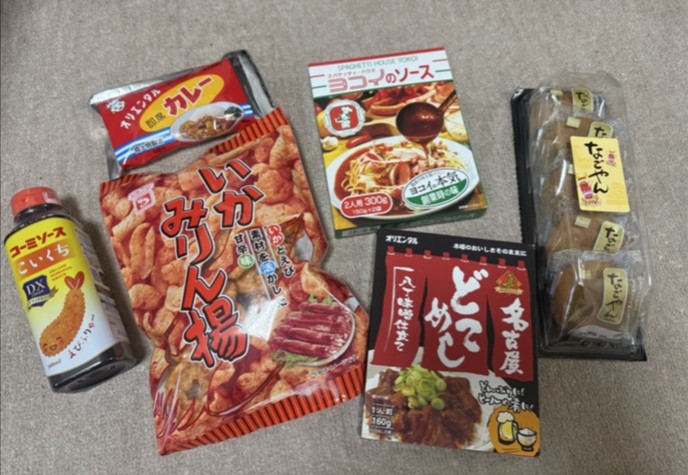 アオキスーパー中村店で購入したお土産6品。コーミソース、いかみりん揚げ、オリエンタル即席カレー、ヨコイのソース、名古屋どてめし、なごやんが並ぶ