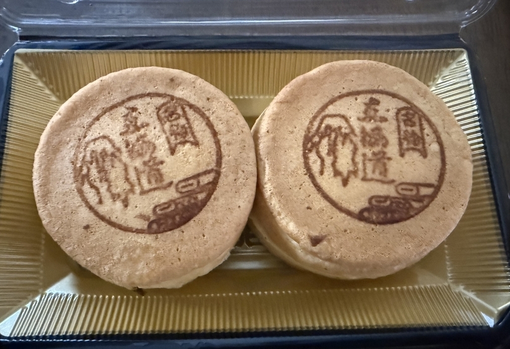 ヤマナカで購入した名物東海道カスタード。しっとりしたカステラ生地とカスタードクリームが特徴