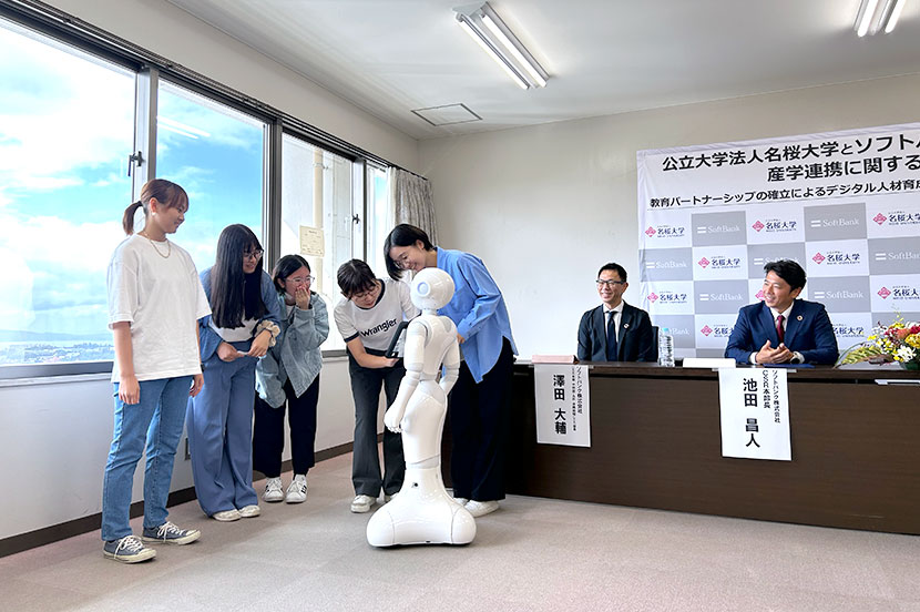 名桜大学 健康情報学科一年でサークル「SIC」に所属している、具志堅さん、知花さん、比嘉さん、樫木さん、山城さんの5人