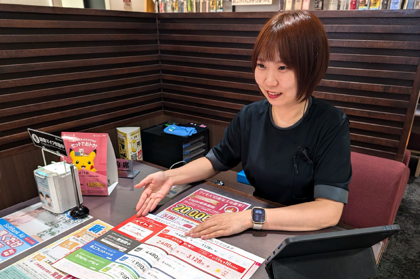 快適なスマホライフを一緒に創る。一番近くでお客さまを支えるクルーの1日に密着