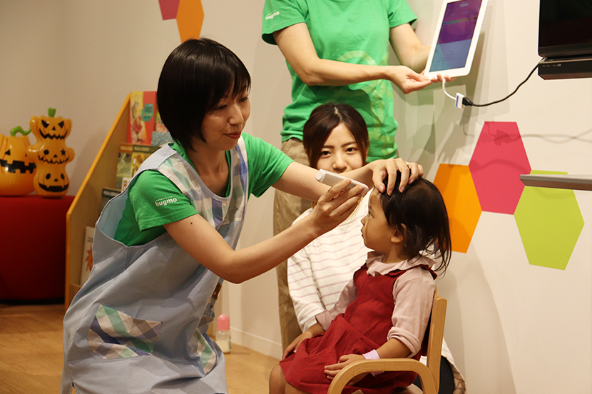 わずか数秒で検温から記録まで! キッズスペース付きオフィス「ハグスクエア」でhugmoの新サービス発表会を開催