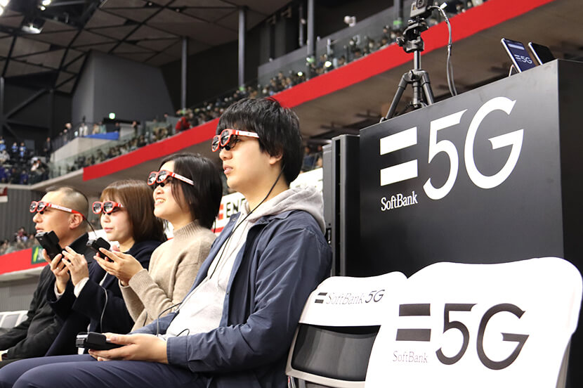 5Gプレサービスを体験中の一般来場者