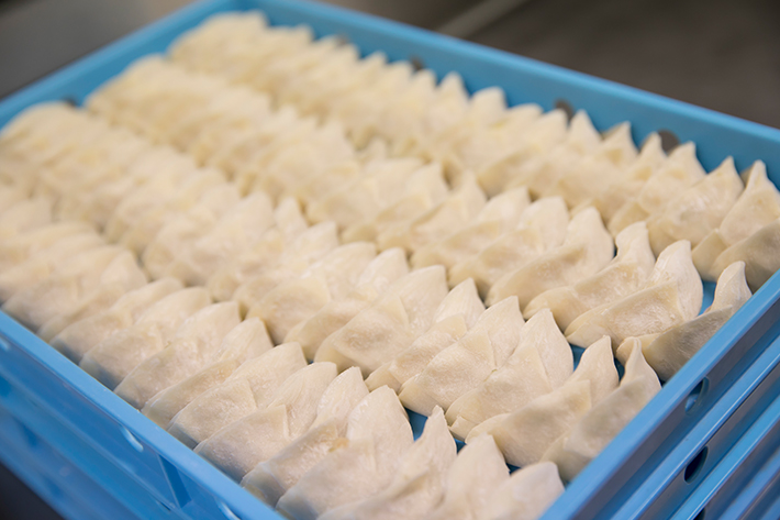 大阪王将の元祖焼餃子はお店で手巻きされていた!