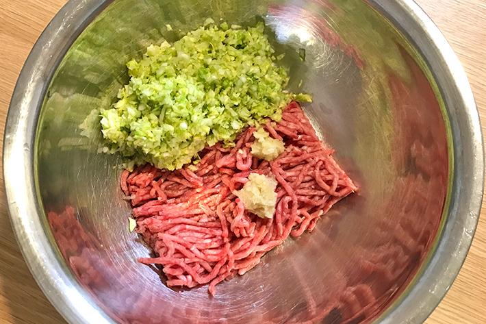 具材を混ぜます