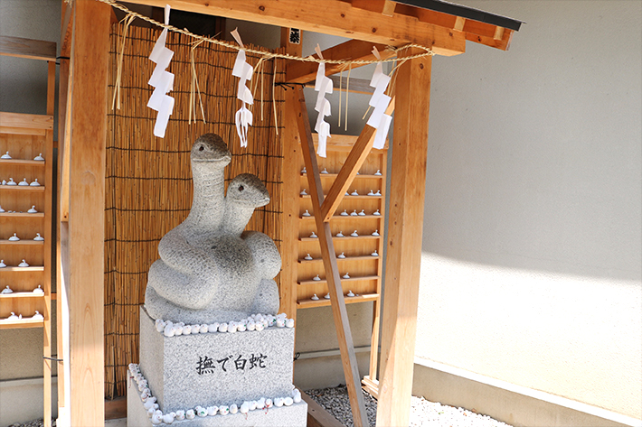 上神明天祖神社 撫で白蛇の像