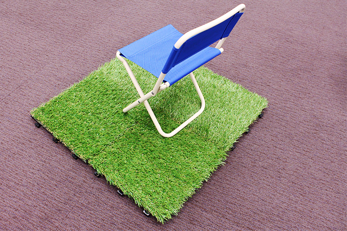 アウトドア用の小さなイスを出して配置!