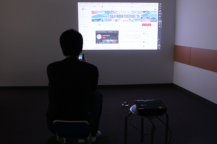 スマホにプロジェクターをつなげ、投影テスト