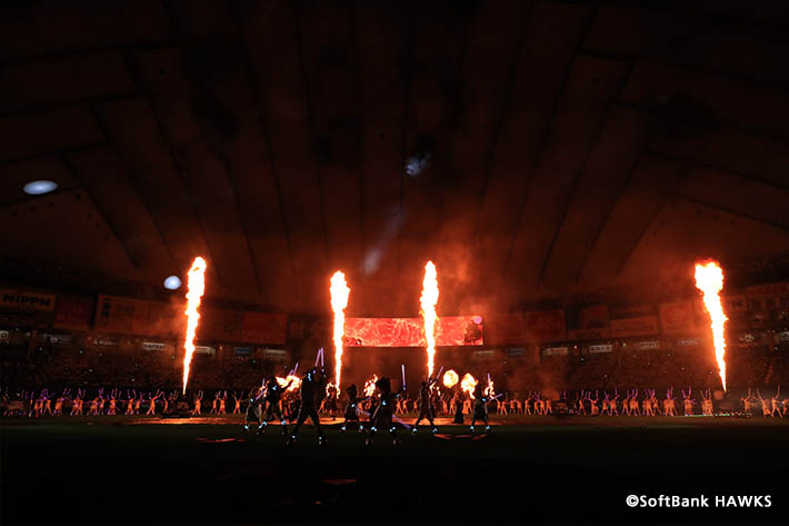 試合終了後はエンターテインメント集団「かぐづち」が炎と光を駆使した幻想的な演出を披露