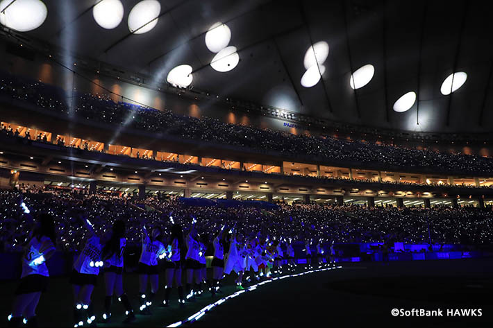 「鷹の祭典2018 in 東京ドーム」にはソフトバンク社員も多数参加。ライトを振って会場を盛り上げました