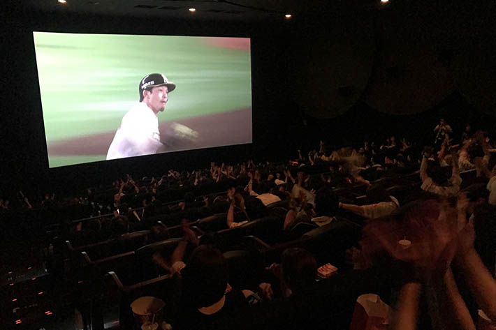 >映画館が一体感で包まれる！ 「鷹の祭典2018全国ライブ・ビューイング」に潜入！