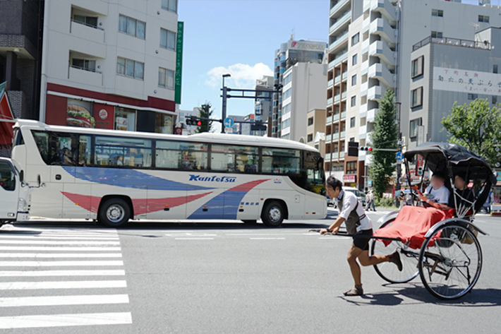 車の交通量が多い大通りでは、人力車もダッシュで駆け抜けます!