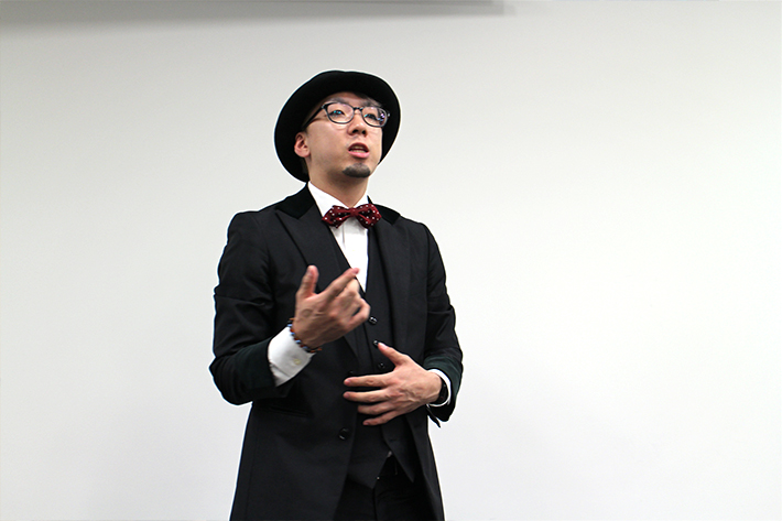 最初に案内人からストーリーの詳細と、ゲームの説明を受けます。