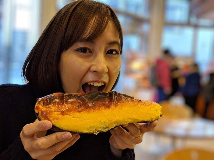 スイートポテトを持ってポートレートモードで撮影