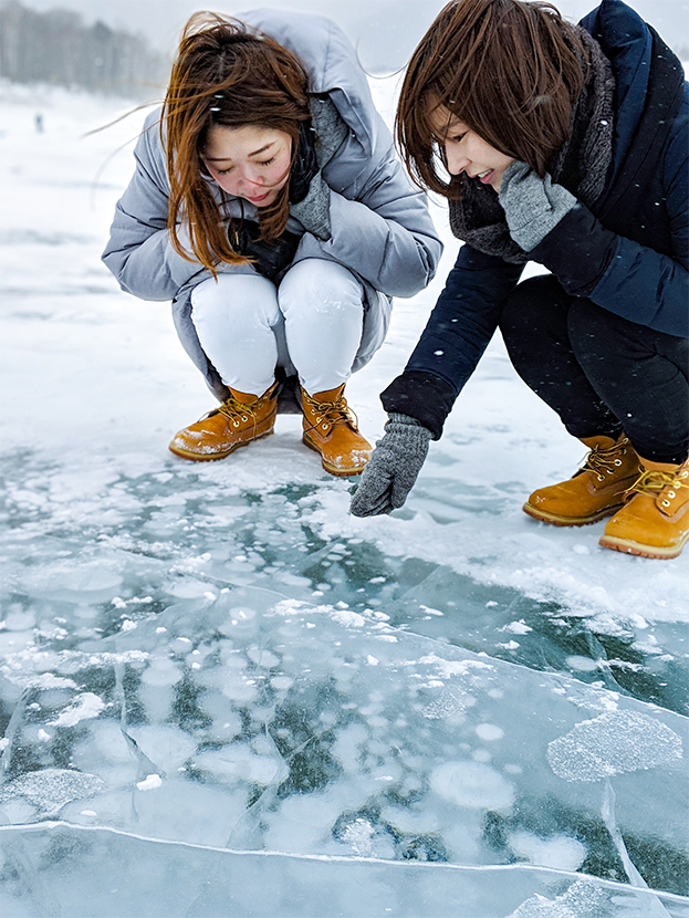 糠平湖のアイスバブルとローアングルで撮影