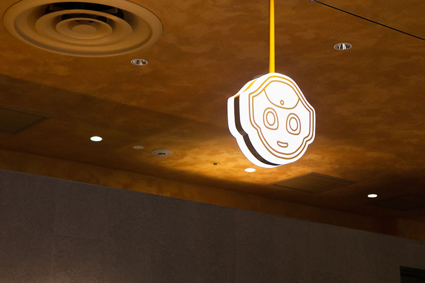 ロボットカフェ「Pepper PARLOR(ペッパーパーラー)」をアンドロイドのSAORIさんが体験。世界を旅するグルメ&スイーツワッフルを味わえる、未来のカフェへようこそ