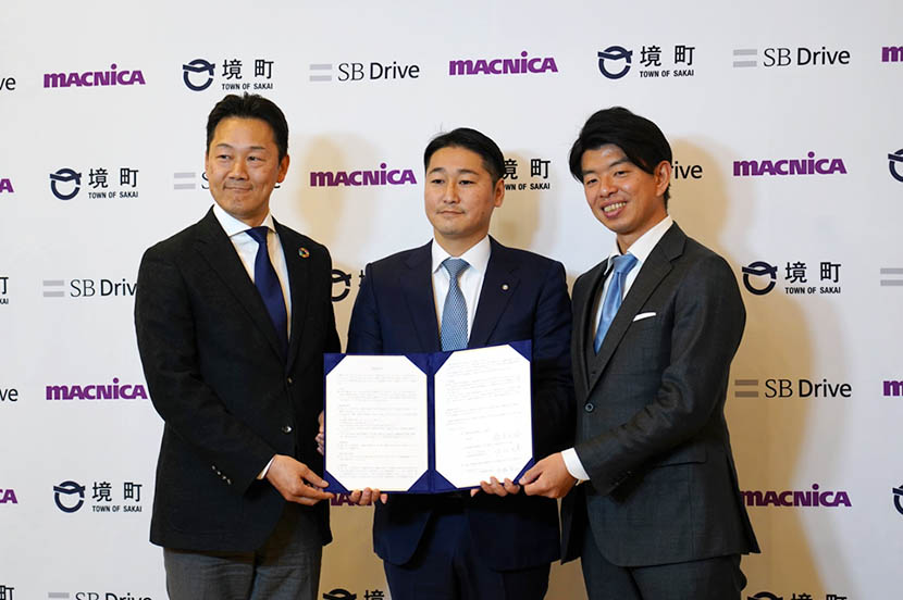 From left, Atsushi Sato, a manager at Macnica, Inc., a company providing software that supports the bus, Sakai Town Mayor Masahiro Hashimoto and Yuki Saji, President & CEO of SB Drive Corp. 