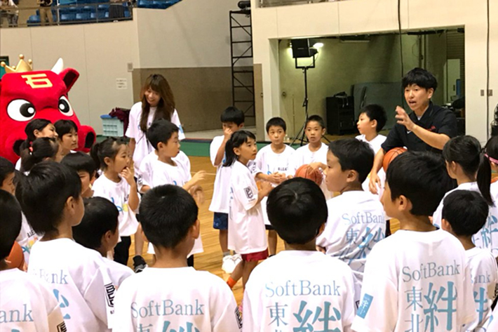 小学生に指導する大神雄子さん