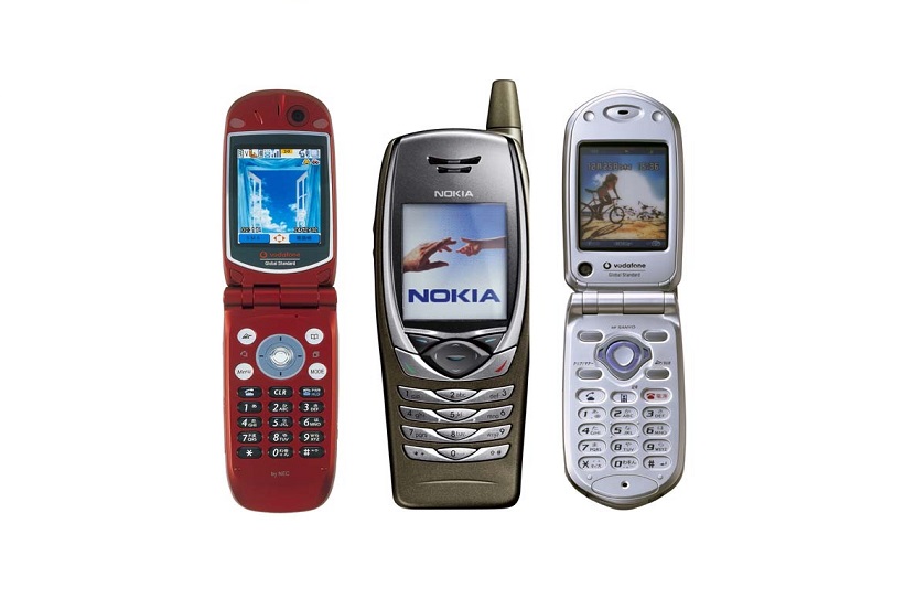J-PHONE’s initial 3G lineup (from left): the V-N701 by NEC, the V-NM701 (Nokia 6650) and the V-SA701 by SANYO Electric