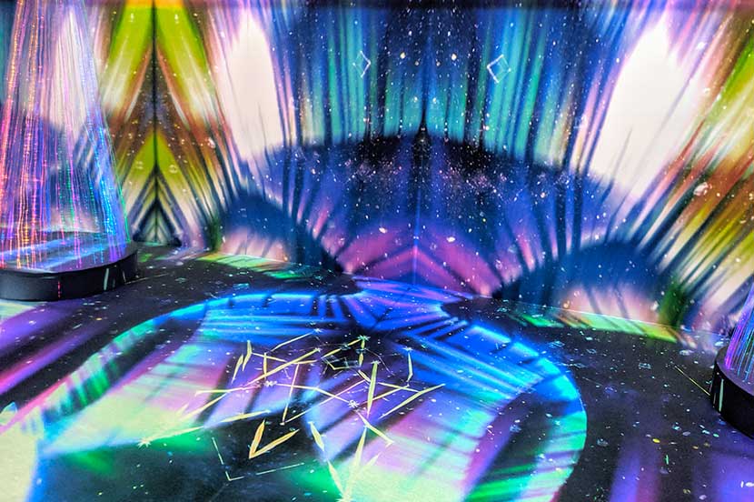 表参道の街中に雪がふる！光に包まれた幻想的なアート空間「SNOW FANTASIA Directed by NAKED」を体験