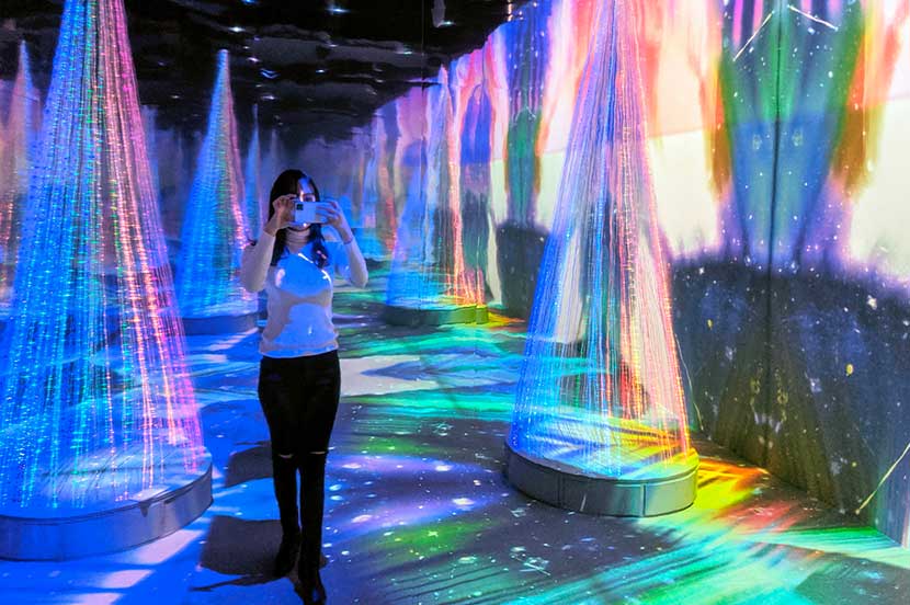 表参道の街中に雪がふる！光に包まれた幻想的なアート空間「SNOW FANTASIA Directed by NAKED」を体験