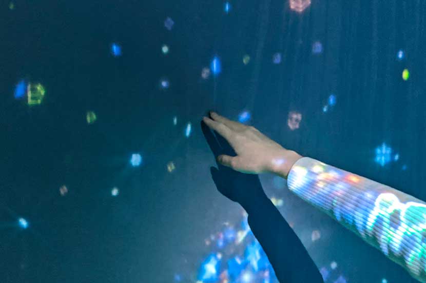 表参道の街中に雪がふる！光に包まれた幻想的なアート空間「SNOW FANTASIA Directed by NAKED」を体験