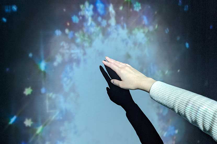 表参道の街中に雪がふる！光に包まれた幻想的なアート空間「SNOW FANTASIA Directed by NAKED」を体験