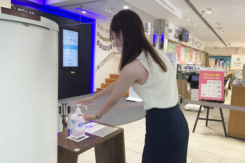 ソーシャルディスタンスが保たれた店内で接客を体験