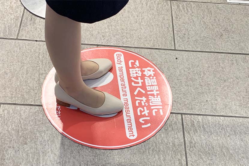 ソーシャルディスタンスが保たれた店内で接客を体験