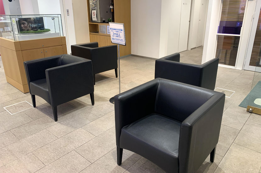 接客カウンターの数は半分以下に。“密”を避けた接客を受けてみる