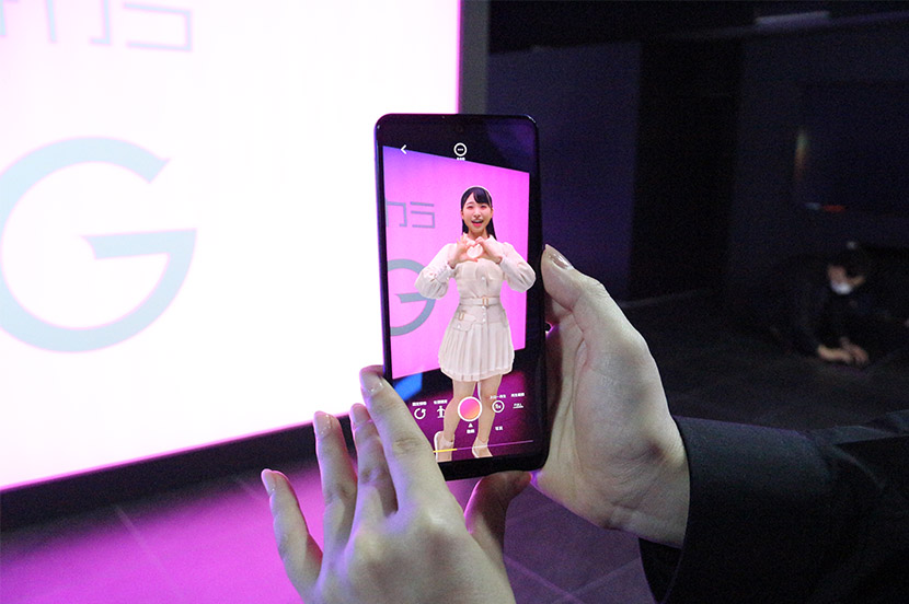 好きなアイドルのメンバーやキャラクターを出現させて共演できる「AR SQUARE」