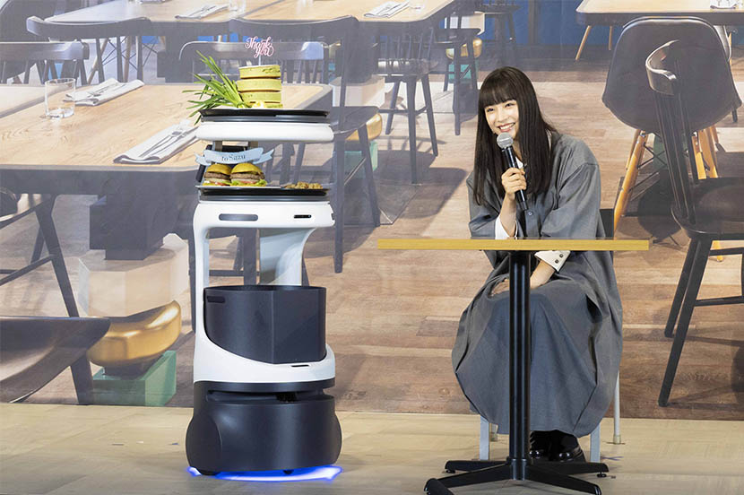 広瀬さんの大好物、ニラを用いたパンケーキ、餃子、ハンバーガーを運んでくる「Servi」