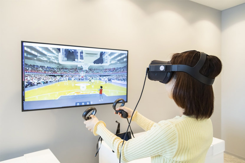 VRゴーグルを装着して、視点を切り替えながら試合の臨場感を味わえます
