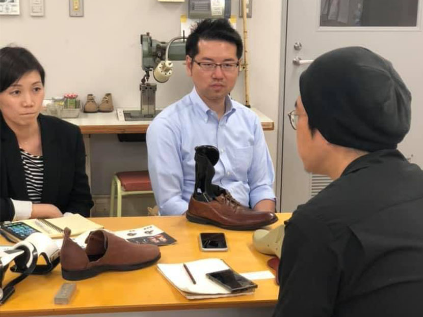靴メーカーと靴職人との打ち合わせの様子