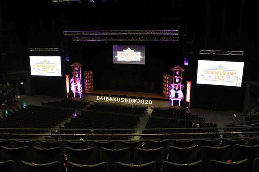 笑う準備は万端！ 立派な舞台に期待が高まる…！