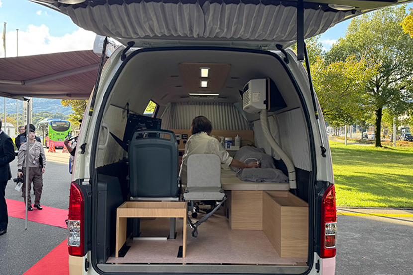産婦人科クリニック監修のもと設計された車内は、快適さと安心を両立