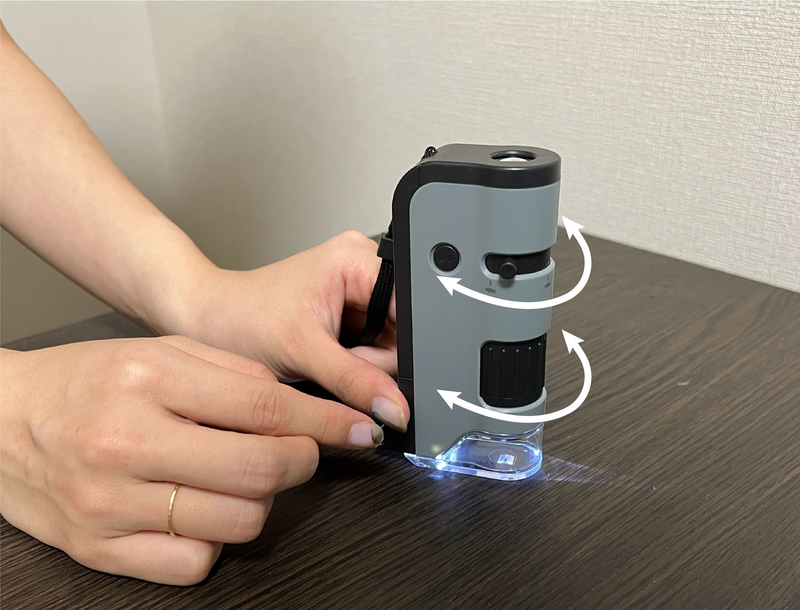 ピントや倍率はレバーで調整