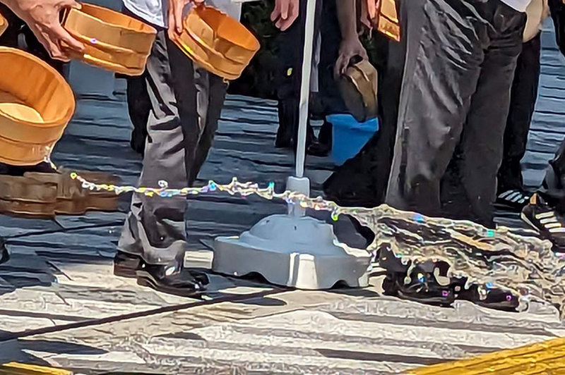 猛暑の昼間に打ち水！ 竹芝に涼しい風が吹く