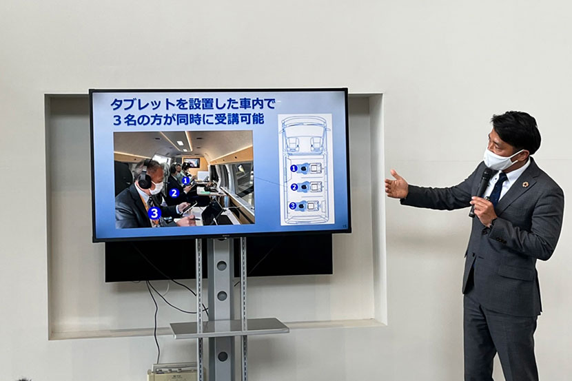 中山間部など公共交通が不便な地域へ出向いてスマホ教室を開催